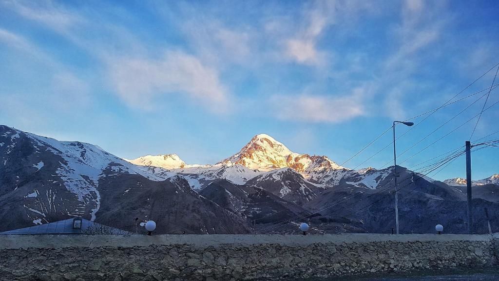 Отель Hotel NOA Kazbegi Степанцминда